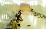 Người dân Hà Nội xuống hầm đi bộ để tránh nắng lửa mùa hè